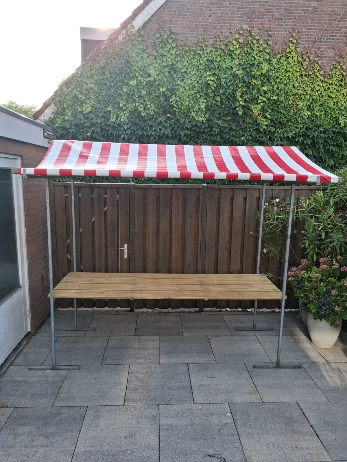 Grote marktkraam met rood-wit gestreept dak, Gebruikt, Overige typen, Minder dan 4 meter, 2 meter of meer