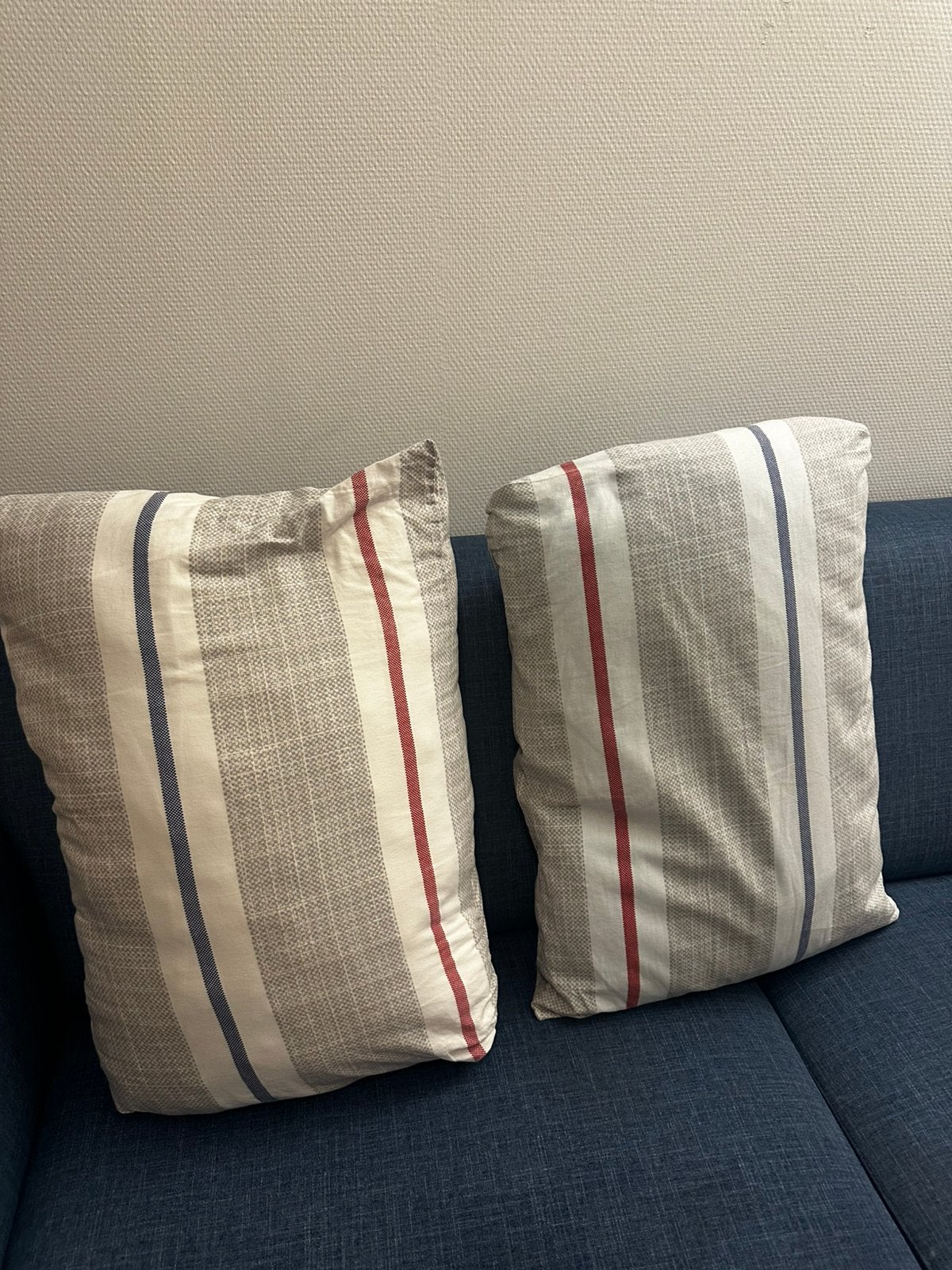 Set of 2 Bed Pillows – Like New-until tuesday, Ophalen, Zo goed als nieuw, Wit, Vierkant