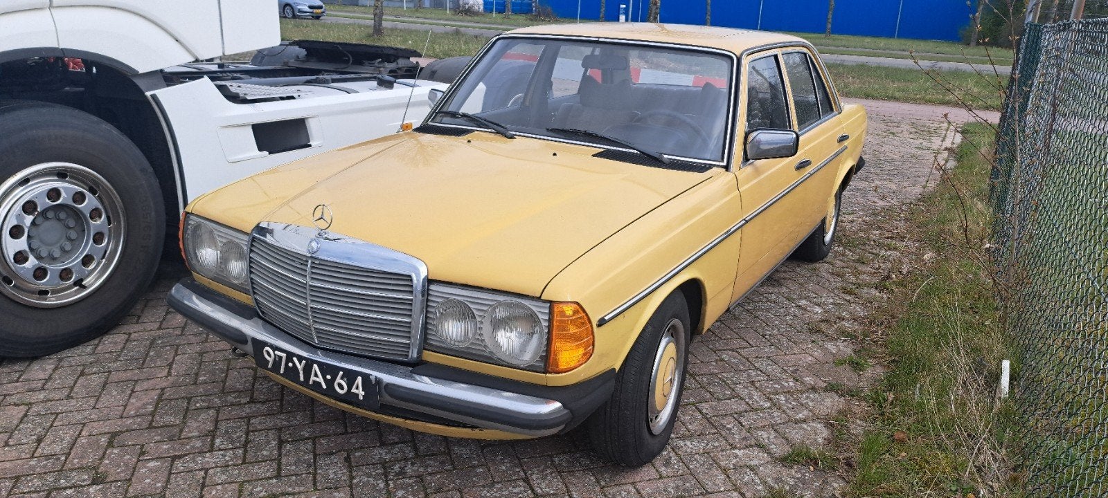 Mercedes-Benz 200-Serie 2.4 240 D AUT 1977 Geel, Auto's, 2404 cc, Geel, Bedrijf, Diesel