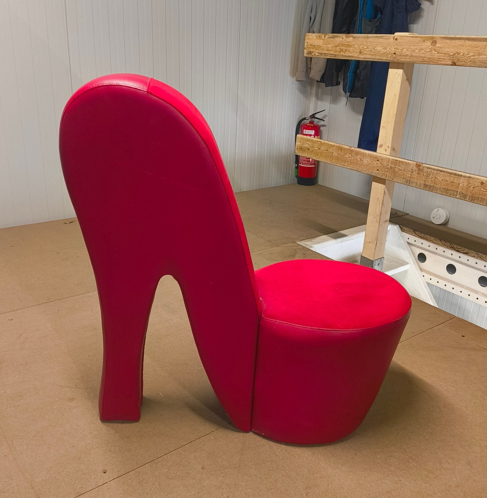 Unieke rode hoge hak stoel - Eye-catcher!, Huis en Inrichting, Ophalen, Gebruikt, Overige kleuren, Eén