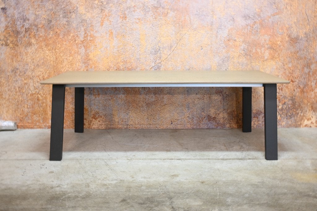 AlsNIEUW! fraaie Leolux Ermione design eettafel verstelbaar!