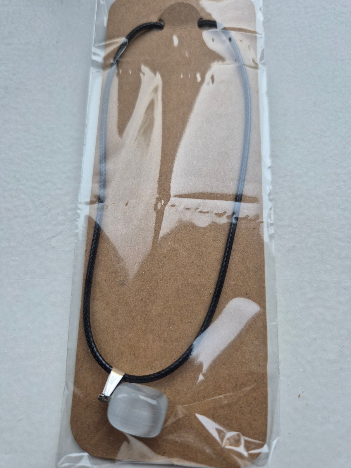 Nieuwe ketting met hanger, Zwart, Nieuw, Ophalen of Verzenden, Overige materialen
