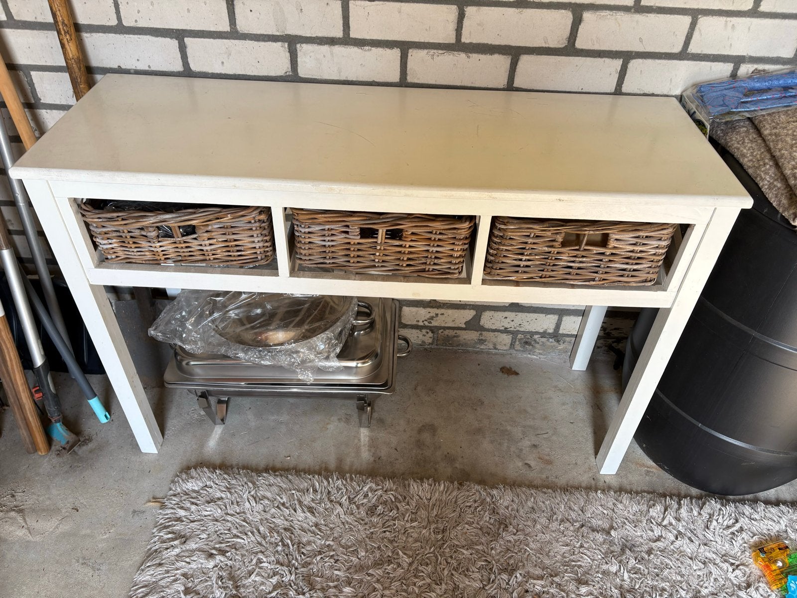Witte sidetable met rieten manden, Huis en Inrichting, Tafels | Bijzettafels, Gebruikt, Ophalen of Verzenden, 75 cm of meer, 60 cm of meer