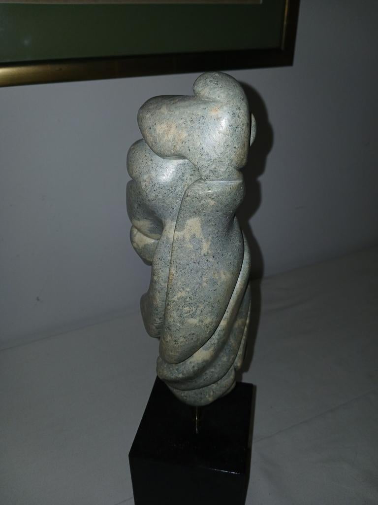 Abstracte sculptuur van steen op sokkel, Antiek en Kunst, Kunst | Beelden en Houtsnijwerken, Ophalen, 20 - 50 cm, Beeld, Abstract