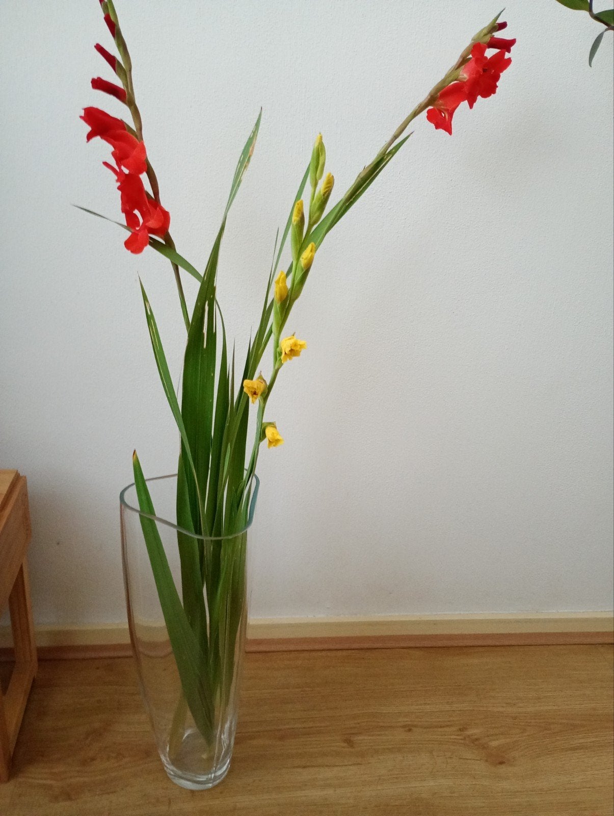 Puntgave glazen vaas, driehoekig van 40 cm hoog., Ophalen, Zo goed als nieuw, Glas