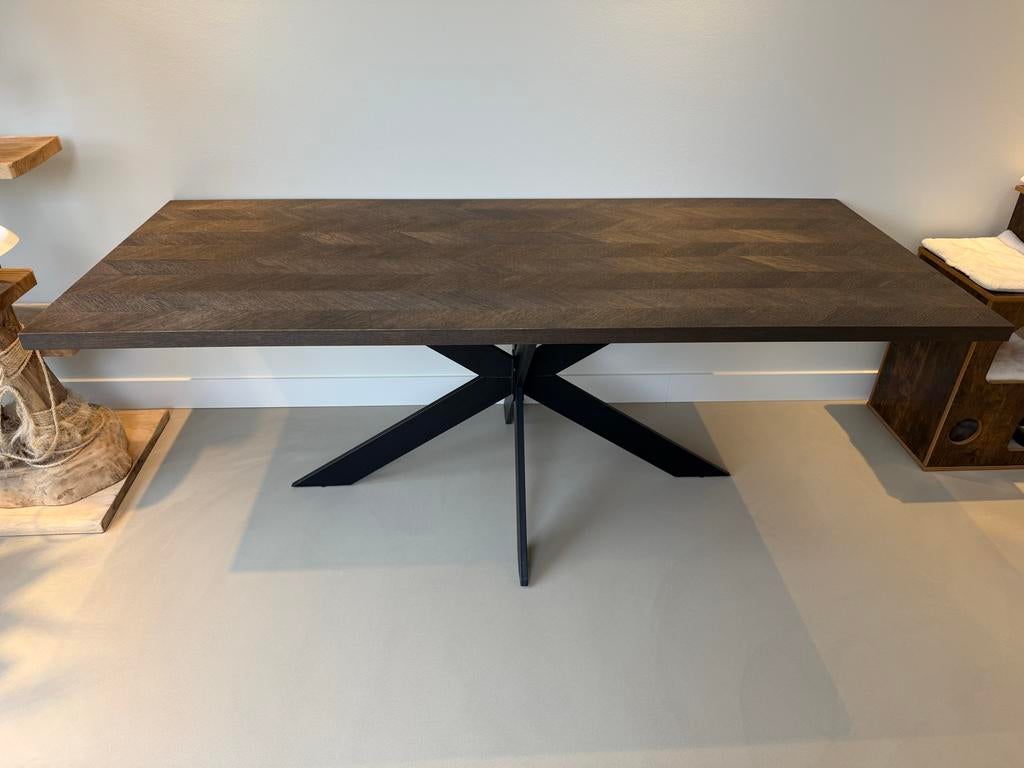 Eettafel met Hongaarse punt en zwart onderstel, Ophalen, Gebruikt, 200 cm of meer, 50 tot 100 cm