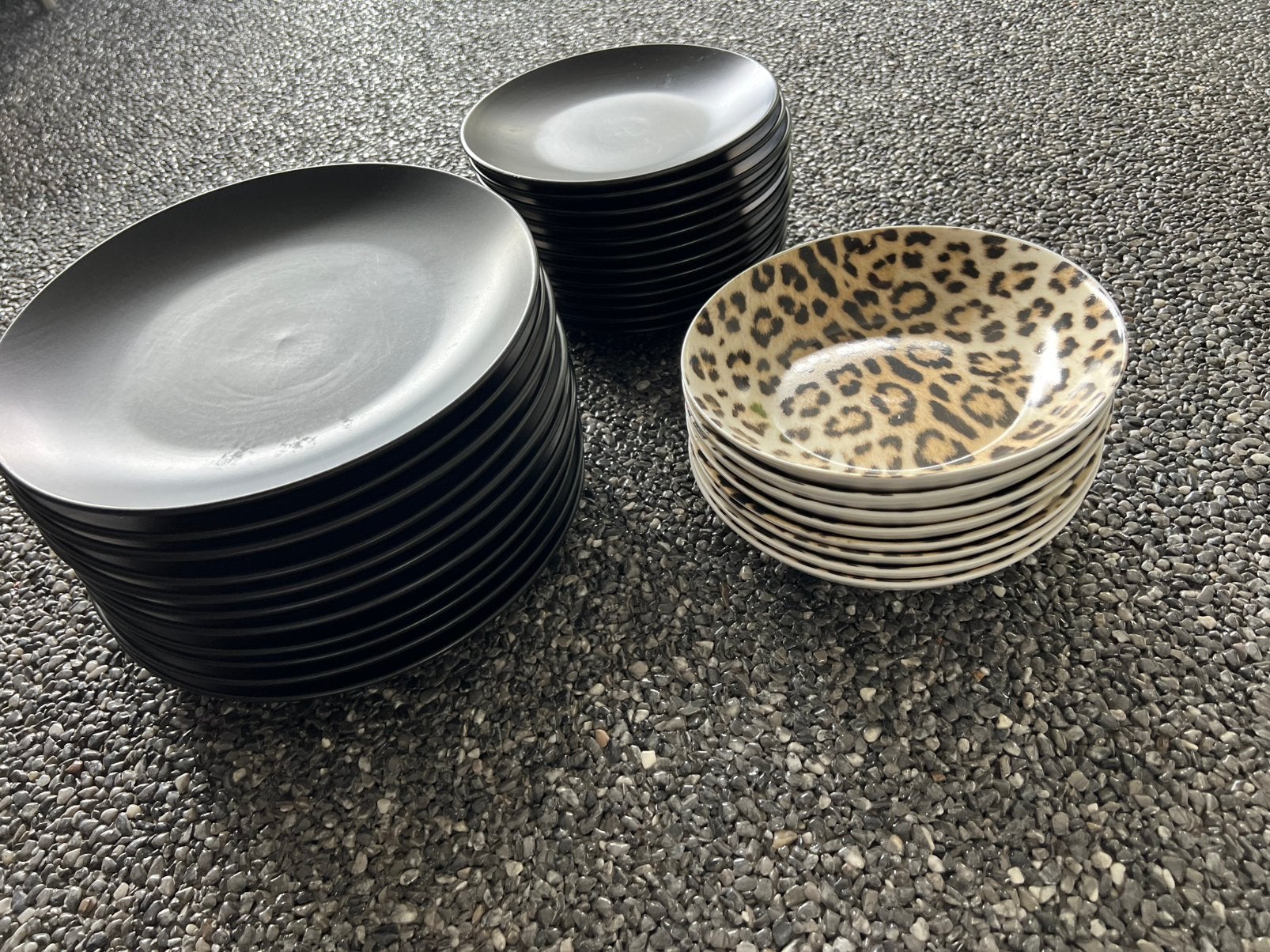 Servies zwart en tijgerprint, Huis en Inrichting, Keuken | Servies, Ophalen, Zo goed als nieuw, Overige stijlen, Bord(en)