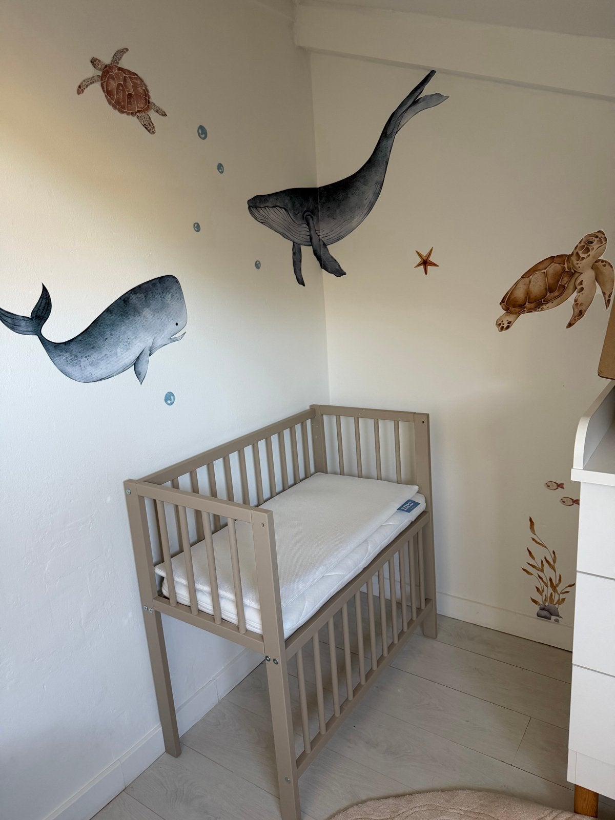 Co-sleeper taupe met matras en topper (Airgosafe), Ophalen, Zo goed als nieuw