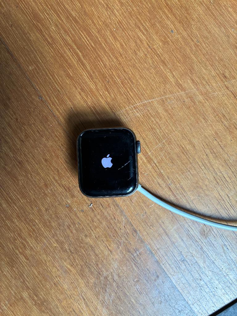 iWATCH NIKE SE 40MM GREY/ BLACKBND, Sieraden, Tassen en Uiterlijk, Smartwatches, Gebruikt, Zwart, Apple Watch, IOS