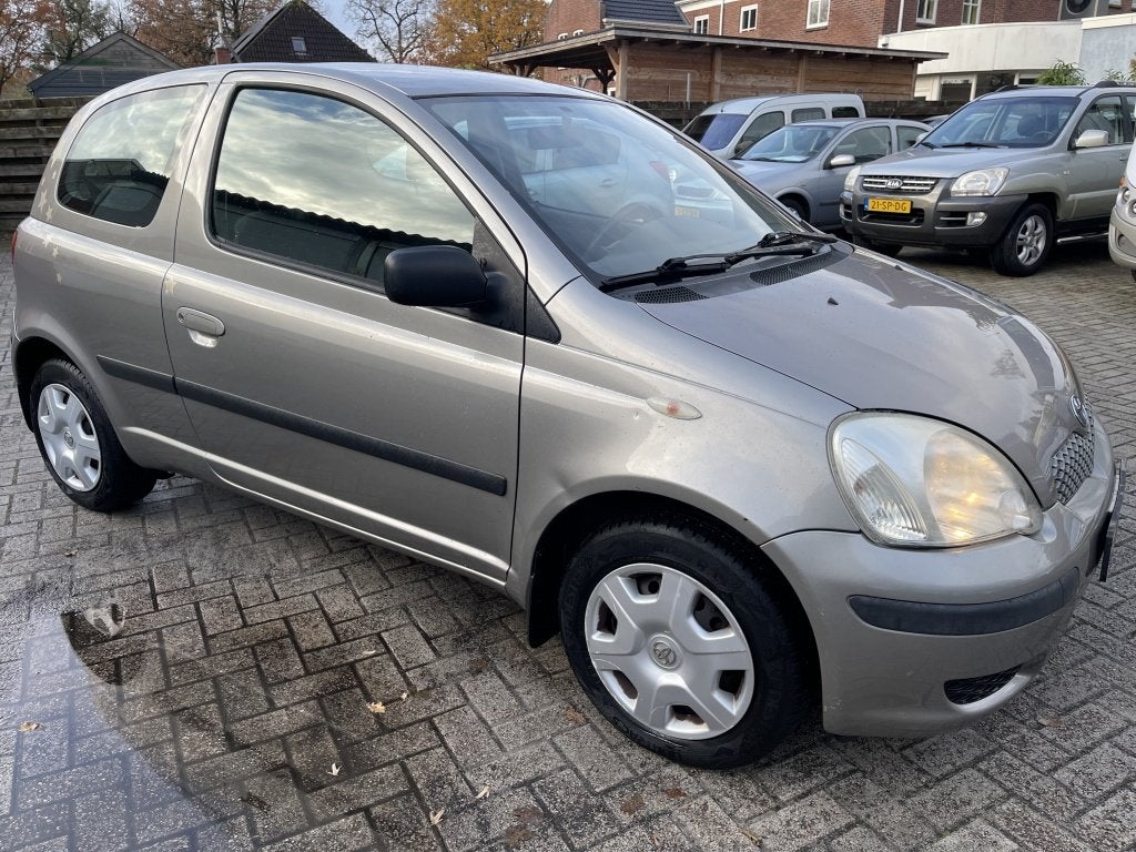 Toyota Yaris 1.0 VVT-i Idols APK:11-2026 (bj 2004), Gebruikt, 31 €/maand, 4 cilinders, 400 kg