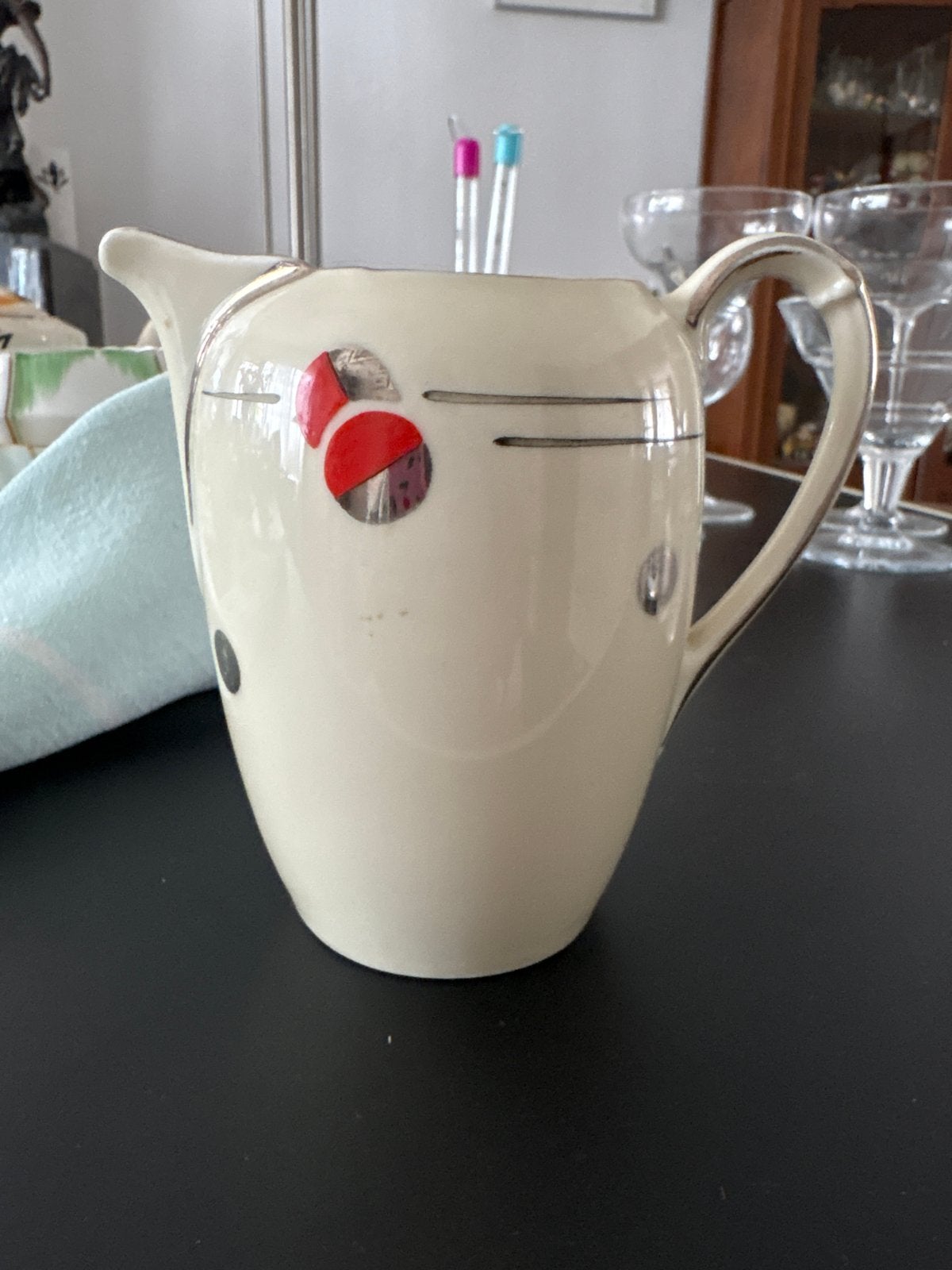Vintage crèmekleurige kan met art deco decoratie, Ophalen