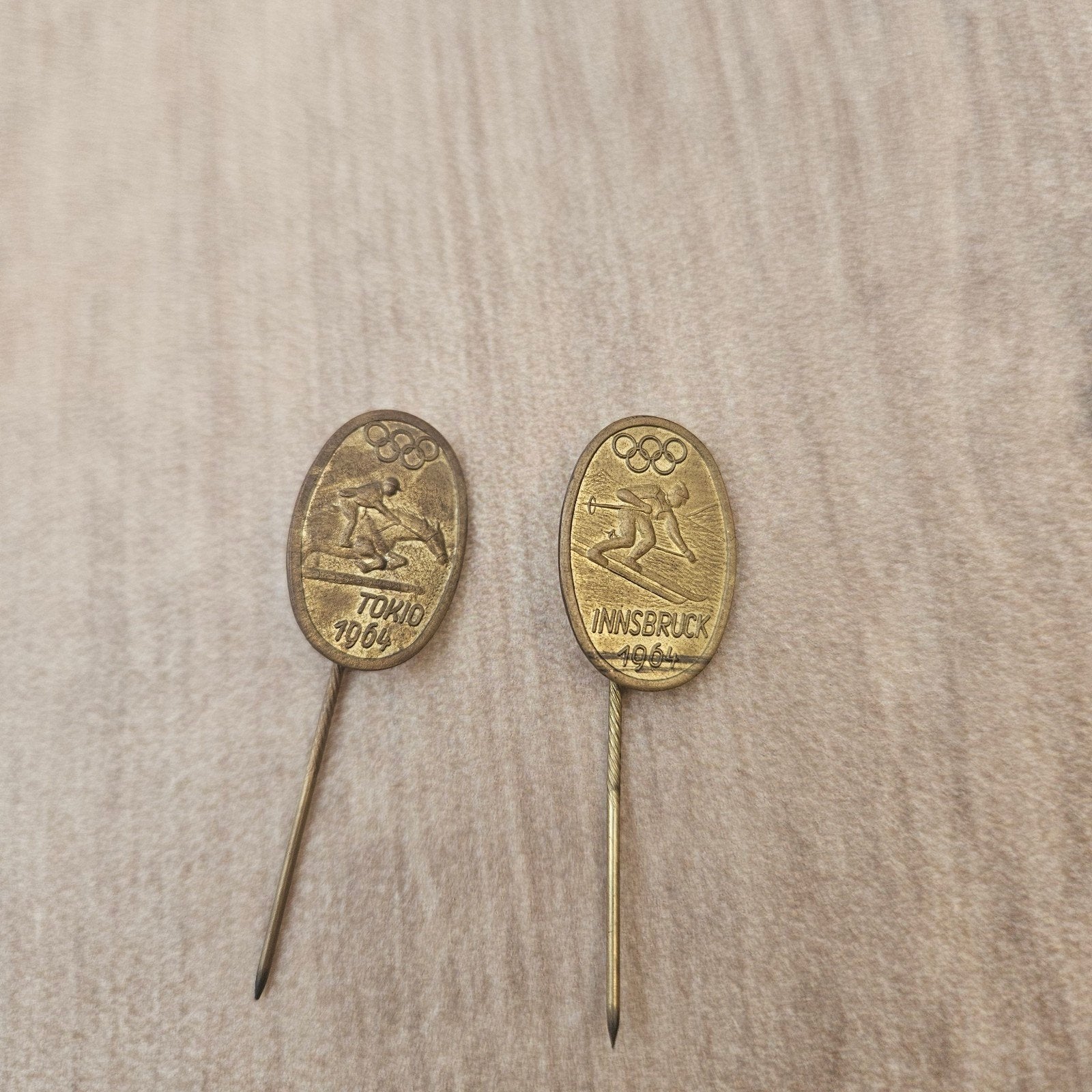 Olympische Speldjes Tokio 1964 & Innsbruck 1964, Ophalen of Verzenden, Gebruikt, Sport, Speldje of Pin