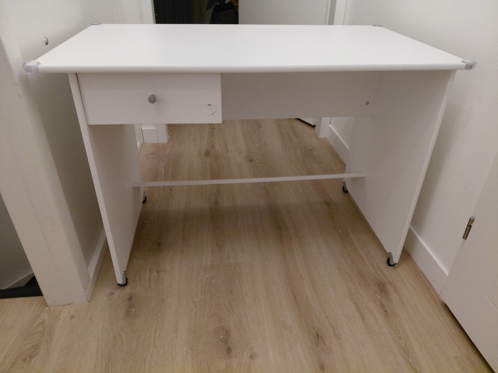 Gratis! Wit bureau met lade en wieltjes, Ophalen, Gebruikt, Spaanplaat of MDF, Met wielen
