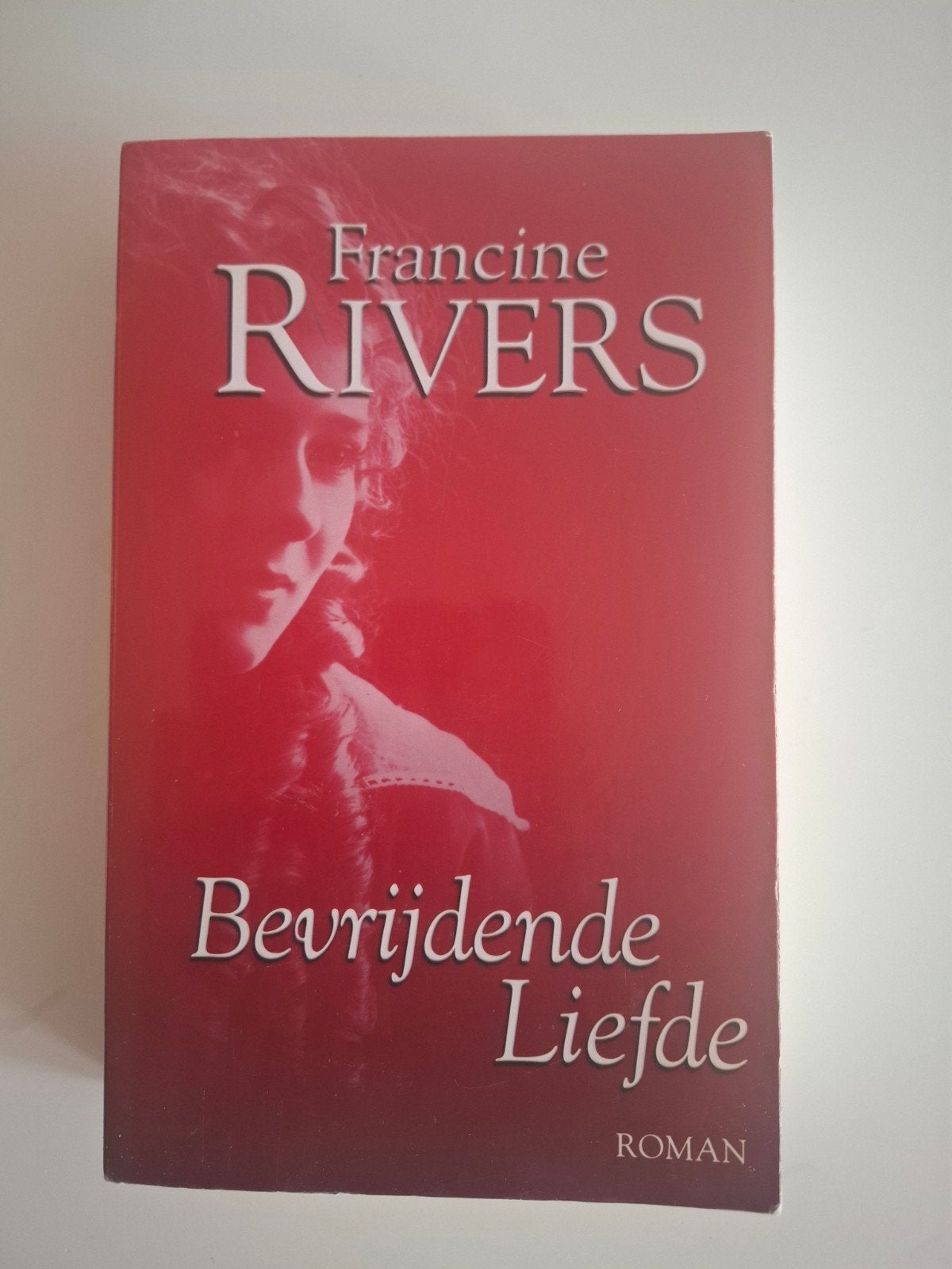Bevrijdende Liefde - Francine Rivers (Roman), Boeken, Ophalen of Verzenden, Gelezen, Francine Rivers, Nederland