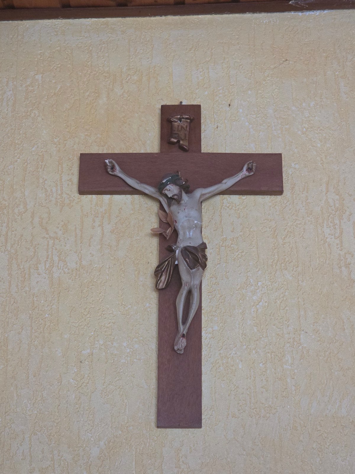 Houten kruisbeeld met keramieken Christusfiguur, Ophalen of Verzenden