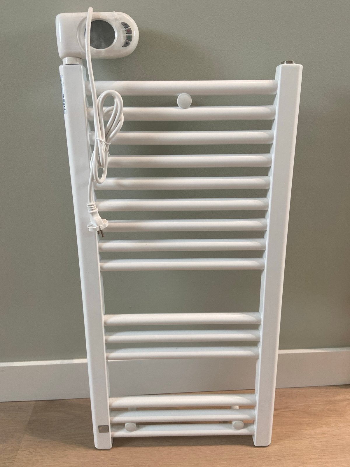 Nieuwe Zehnder Aura E elektrische radiator 78,6x40 cm - wit, Doe-het-zelf en Verbouw, Ophalen, 30 tot 80 cm, 500 tot 800 watt