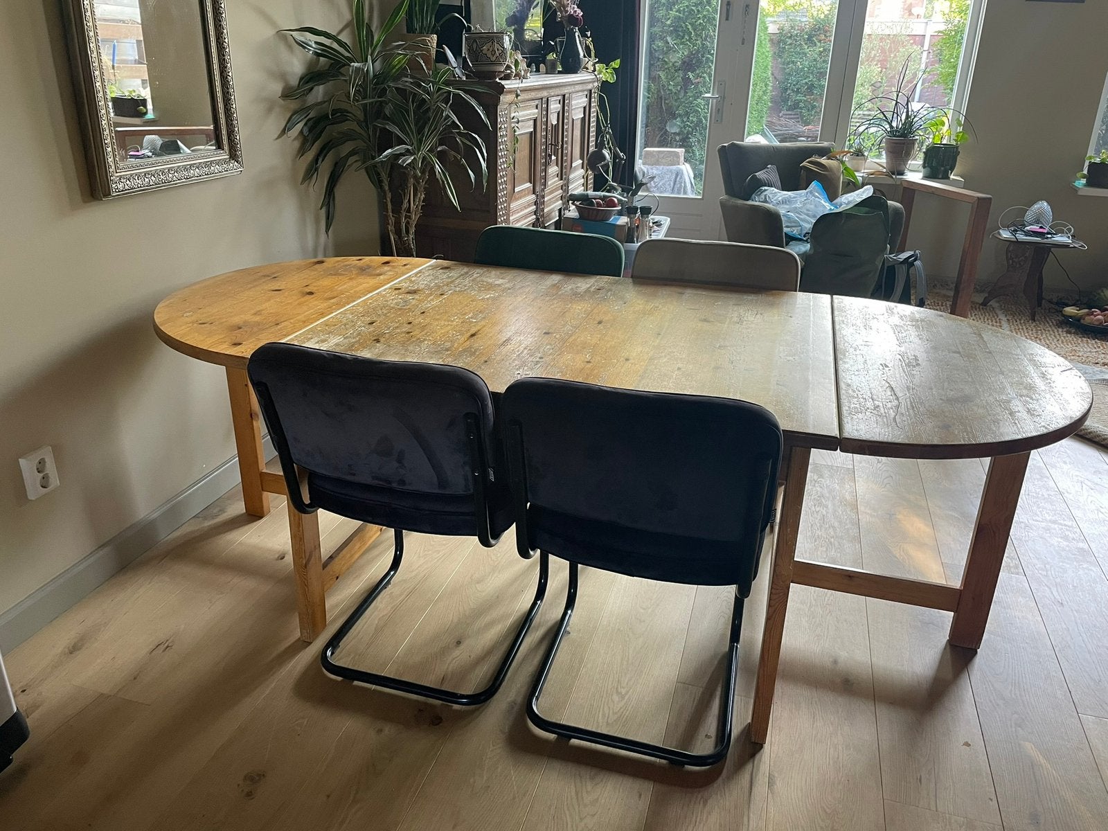 Gratis uitklapbare, ovale, stevige, grenen tafel, Huis en Inrichting, Tafels | Eettafels, Ophalen, Gebruikt, Vier personen, 100 tot 150 cm