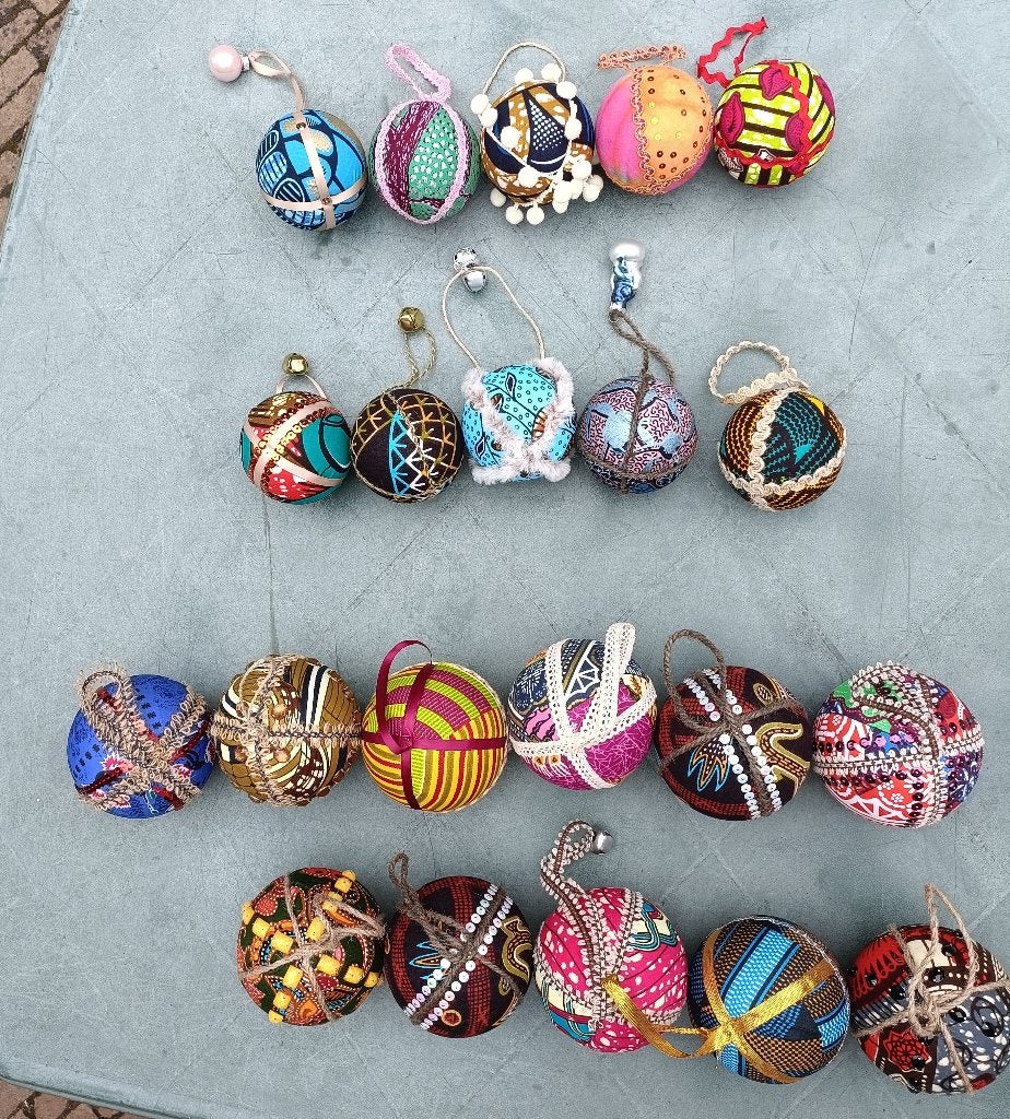 20 Handgemaakte (kerst)ballen wax stof (Vlisco?) 10 en 8 cm, Nieuw, Ophalen of Verzenden, Katoen, Minder dan 30 cm