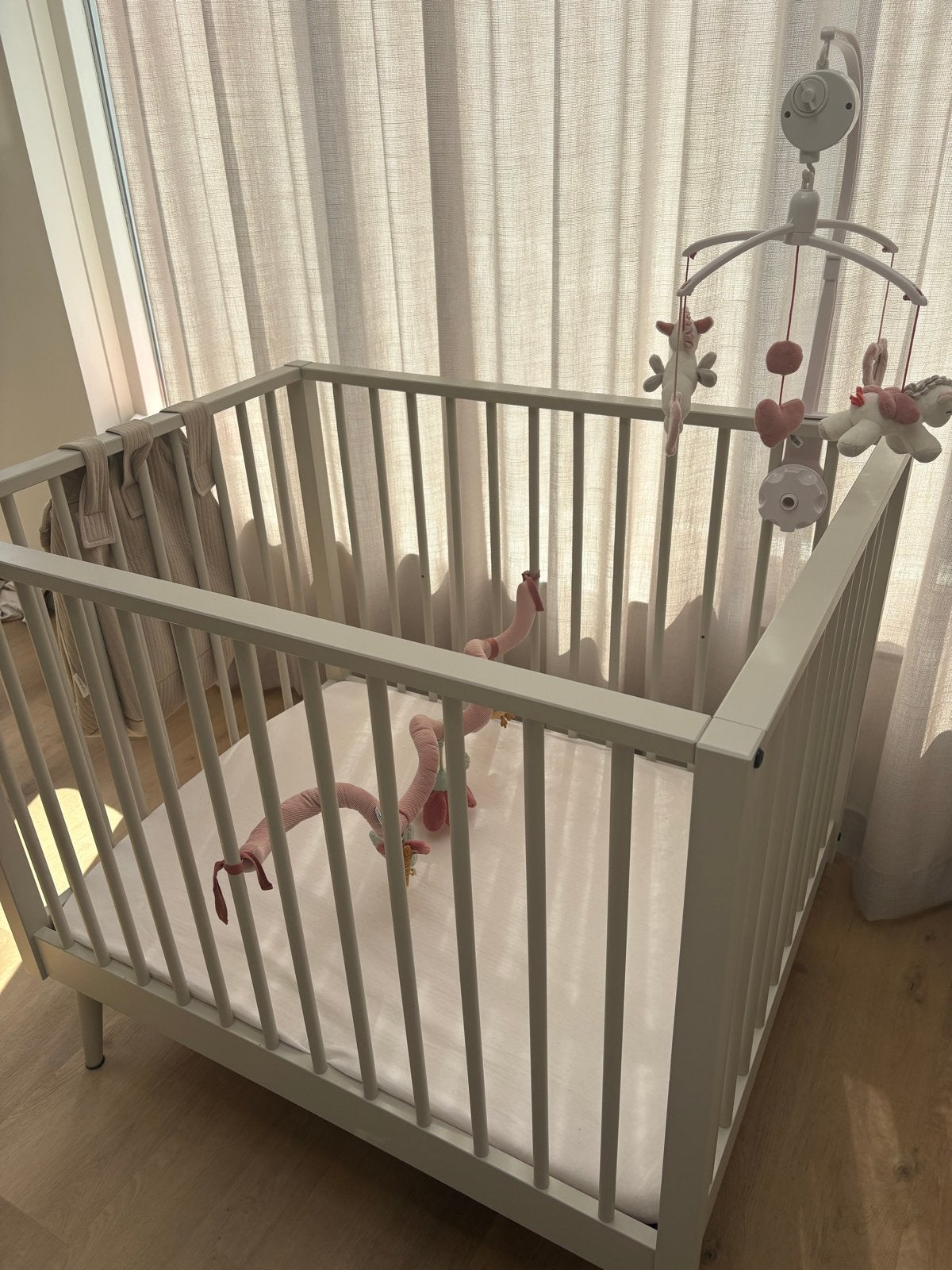 Baby box Europe Evy, inclusief matras en muziekmobiel, Ophalen, Zo goed als nieuw, Vierkant, In hoogte verstelbaar