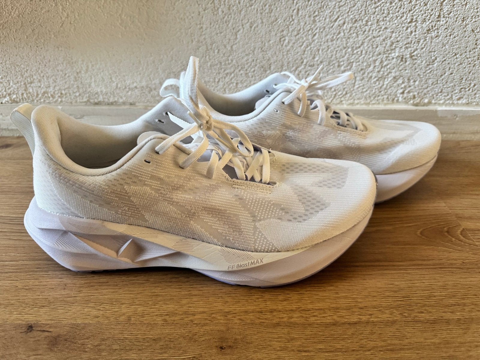 ASICS Novablast 5 hardloopschoenen maat 43 - Nooit gedragen, Ophalen, Nieuw, Wit, Sportschoenen