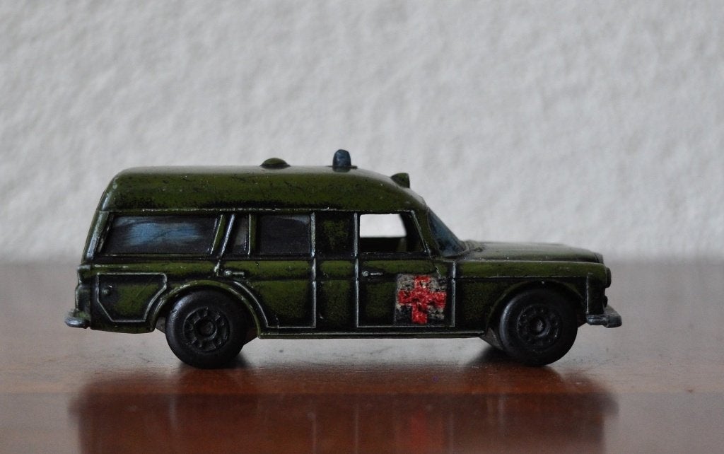Matchbox Superfast Mercedes Benz Binz Army Ambulance, Ophalen of Verzenden, Gebruikt, Auto