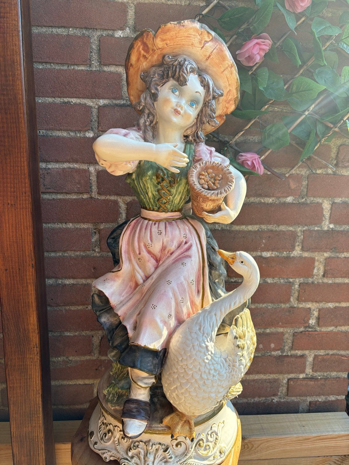 Groot Capodimonte beeld met meisje en gans, Antiek en Kunst, Ophalen, 50 - 100 cm, Steen of Keramiek, Beeld
