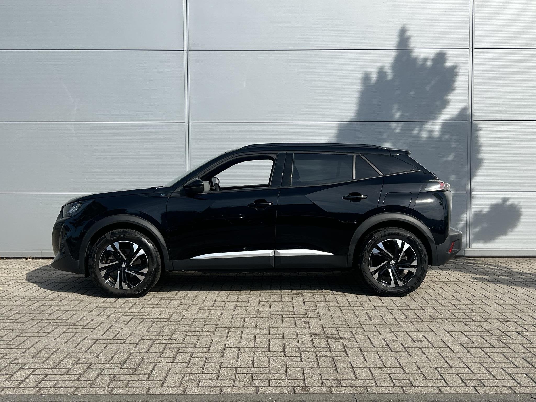 Peugeot e-2008 EV Allure 50 kWh | Stoelverwarming | Cruise C, 12 maanden, 136 pk, Gebruikt, Zwart