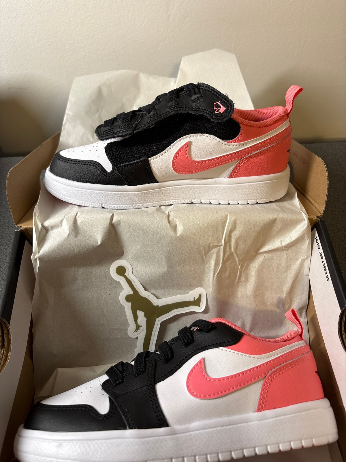 Nike Jordan 1 Low Roze/Zwart/Wit maat 32, Kinderen en Baby's, Babykleding | Schoentjes en Sokjes, Zo goed als nieuw, Jongetje of Meisje