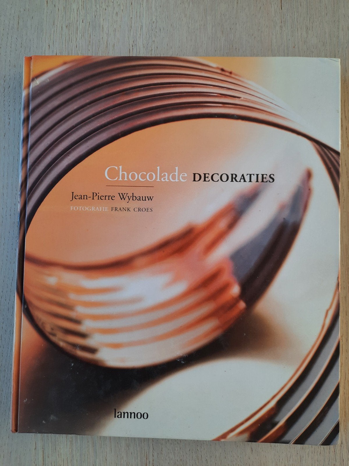 CHOCOLADE DECORATIES -Jean-Pierre Wybauw

Hardcover in uitst, Boeken, Kookboeken, Ophalen of Verzenden, Zo goed als nieuw
