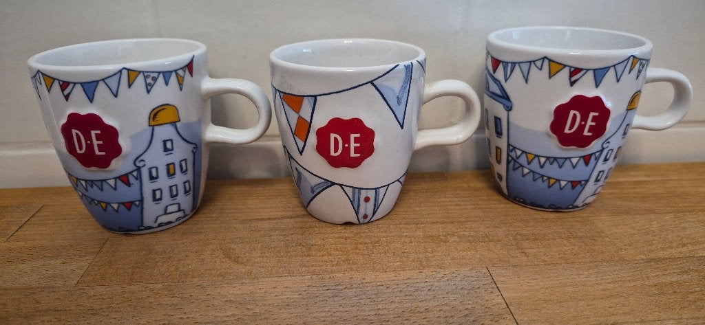 3 douwe egberts kopjes vlaggenlijn / grachten huisjes, Ophalen of Verzenden, Aardewerk, Overige stijlen, Kop(pen) en/of Schotel(s)
