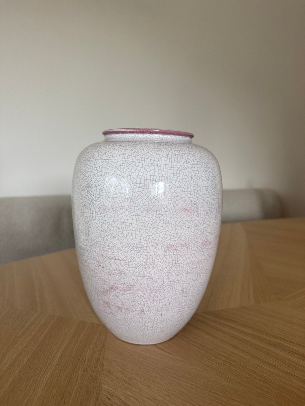 Mobach Utrecht 8600 antieke keramische vaas. Puntgaaf., Meerkleurig, Ophalen of Verzenden, Zo goed als nieuw, 22 cm