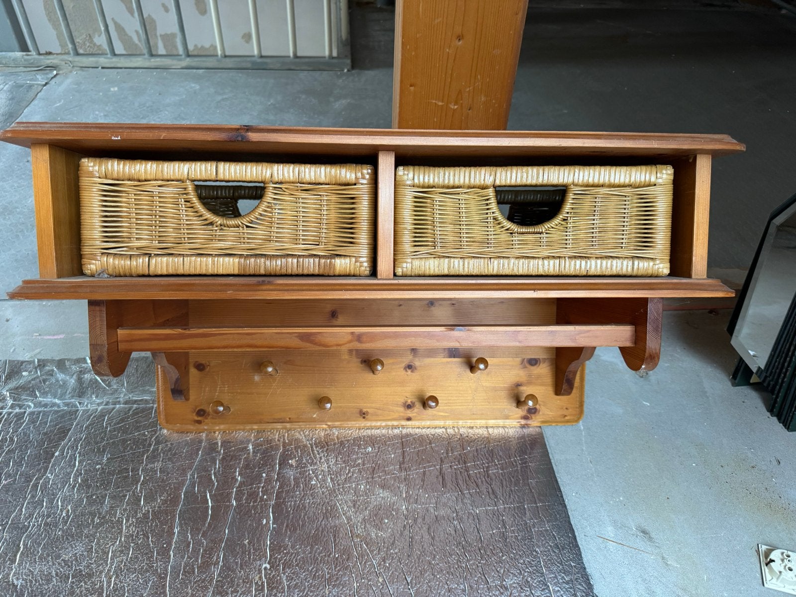 Houten wandkapstok met 2 rieten mandjes, Ophalen, Gebruikt, Hout, Wandkapstok