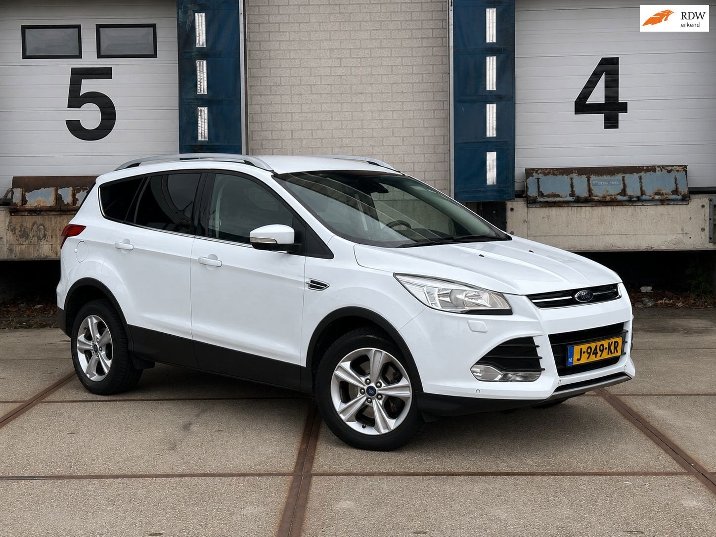 Ford Kuga 1.6 Titanium Plus 4WD (182PK+NEW Distriebustriem), Auto's, Ford, Gebruikt, 4 cilinders, Leder en Stof, Wit