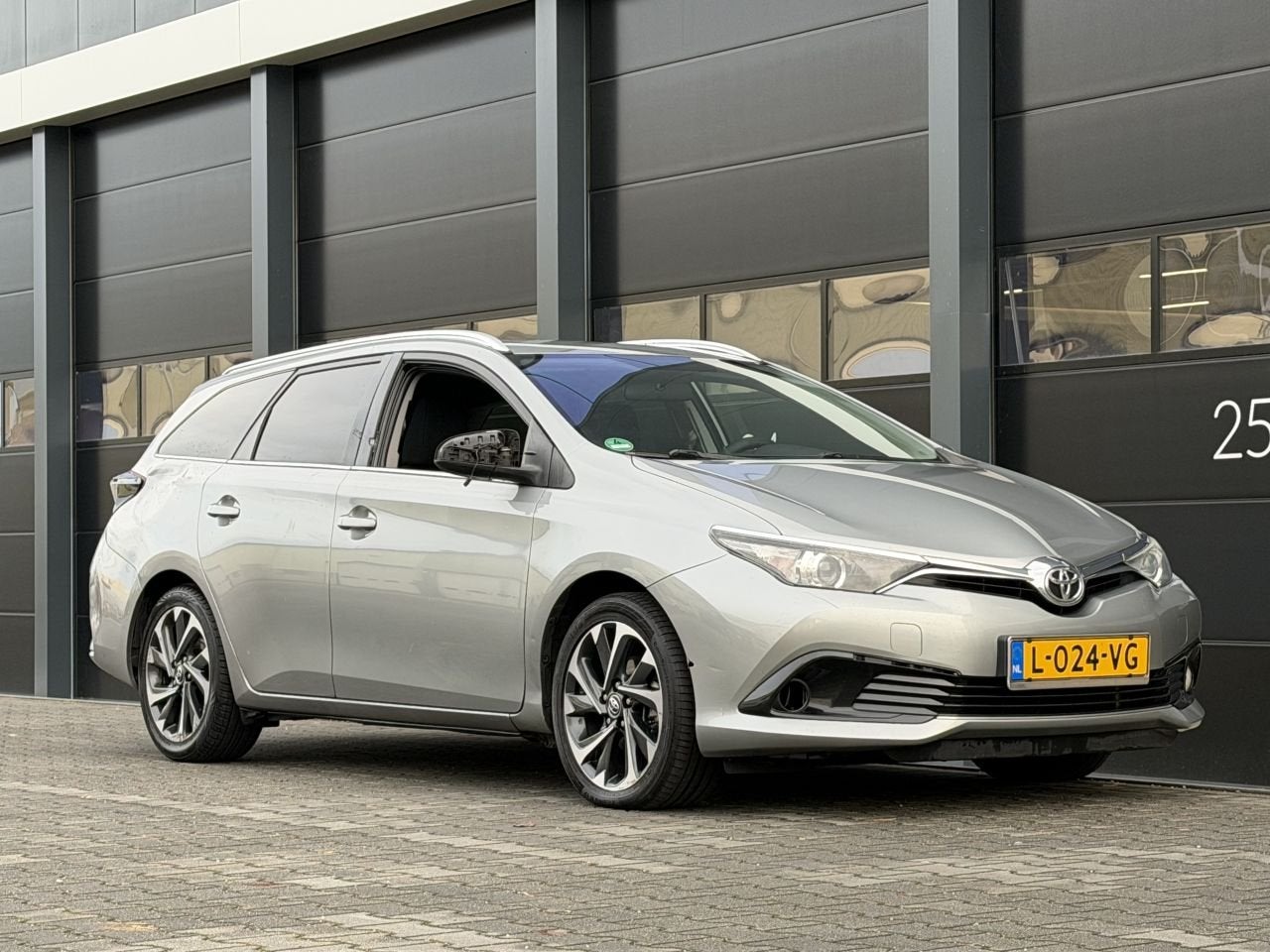 Toyota Auris 1.6D Xenon Clima EURO-6 (bj 2016), 1295 kg, 140 €/maand, Auris, Te koop