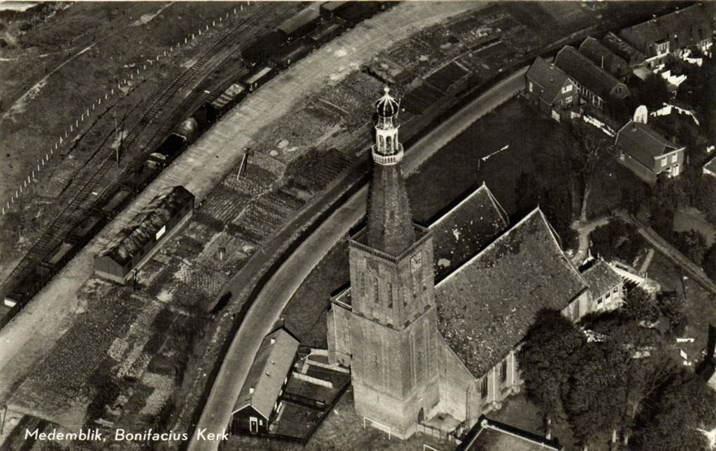 Medemblik, Bonifacius Kerk - KLM-Aerocarto - 1964 gelopen, Verzamelen, Verzenden, 1960 tot 1980, Gelopen, Noord-Brabant