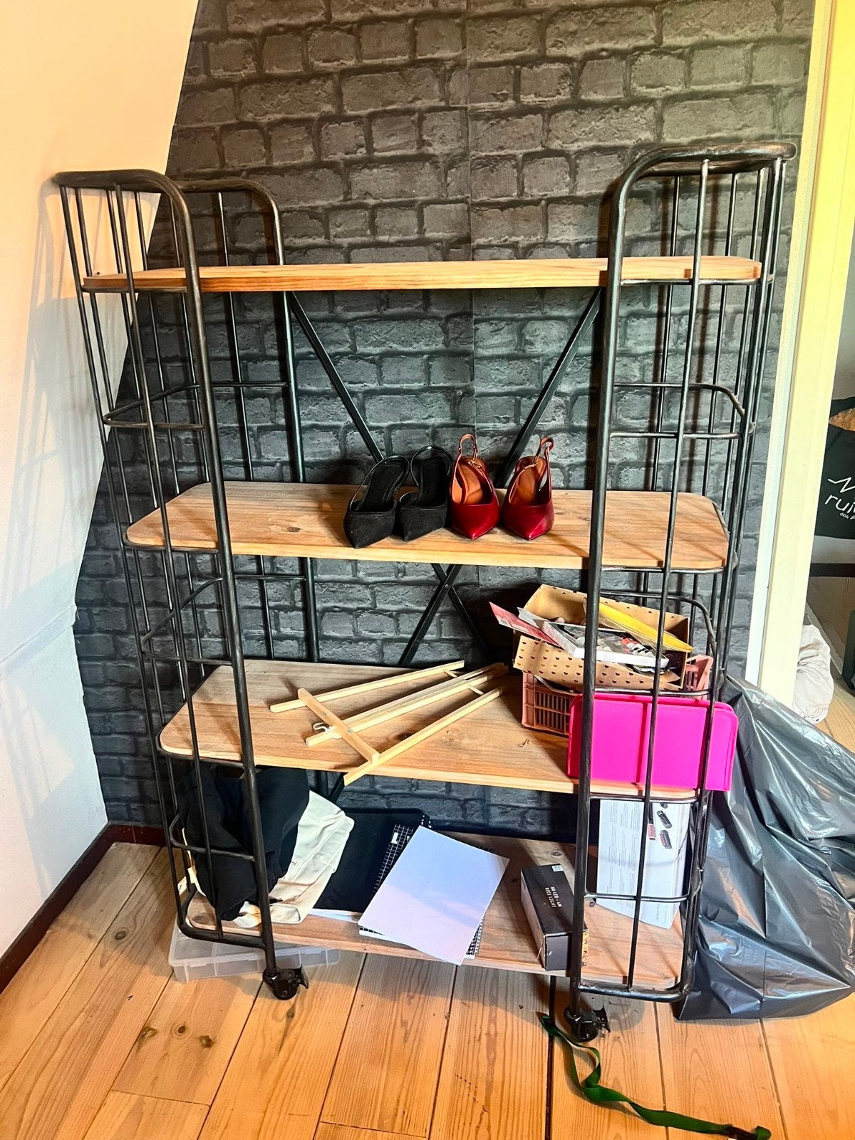 Industriële boekenkast/stellingkast met houten planken, Ophalen of Verzenden