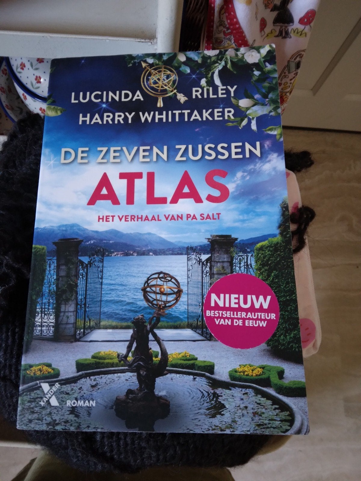 Harry Whittaker - Atlas, Boeken, Ophalen of Verzenden, Zo goed als nieuw, Harry Whittaker; Lucinda Riley