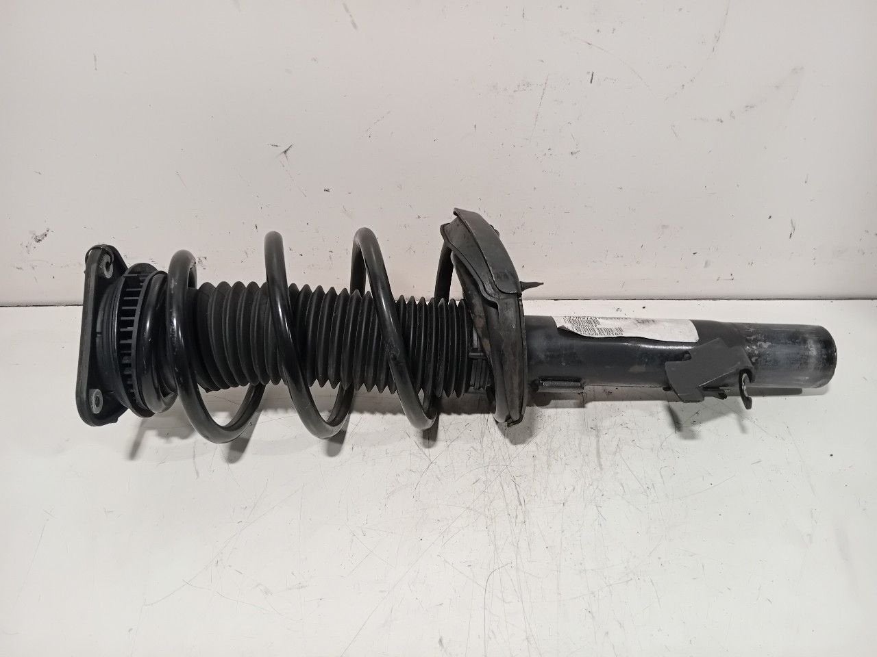Veerpoot links voor Volvo V40, Onderdelen@venauto.nl, Van der Ven Autorecycling B.V., Gebruikt, Ettenseweg 76, 4706 PB Roosendaal, The Netherlands