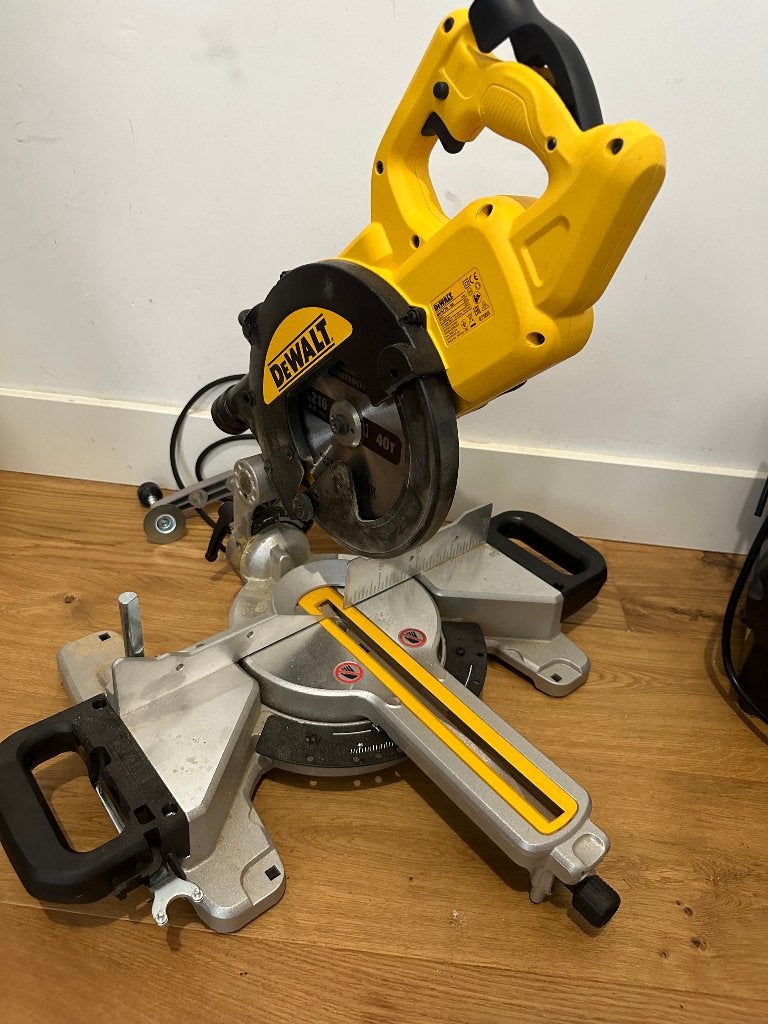 Dewalt DWS774-QS Afkortzaag - met extra zaagblad, Ophalen, 70 mm of meer, Zo goed als nieuw, Dewalt