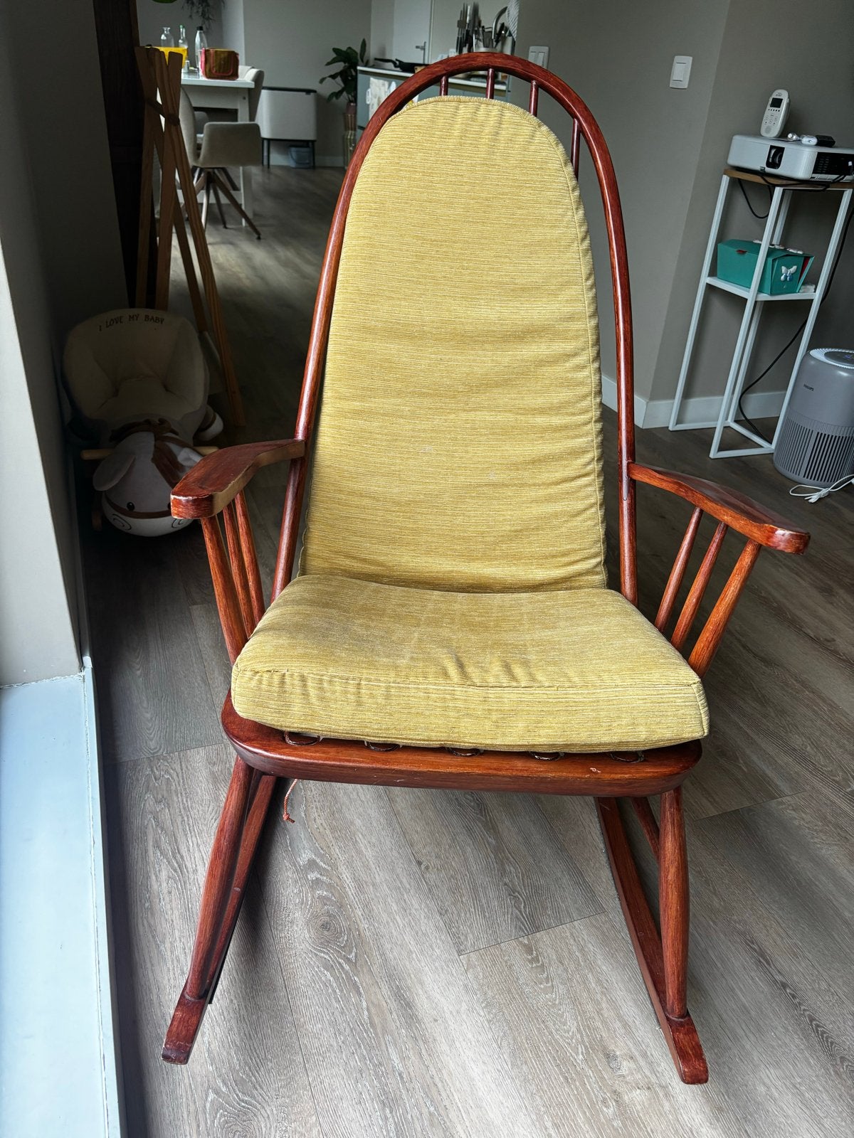 Gratis : Vintage Schommelstoel met Gele Kussens, Huis en Inrichting, Stoelen, Ophalen, Gebruikt, Overige kleuren, Eén