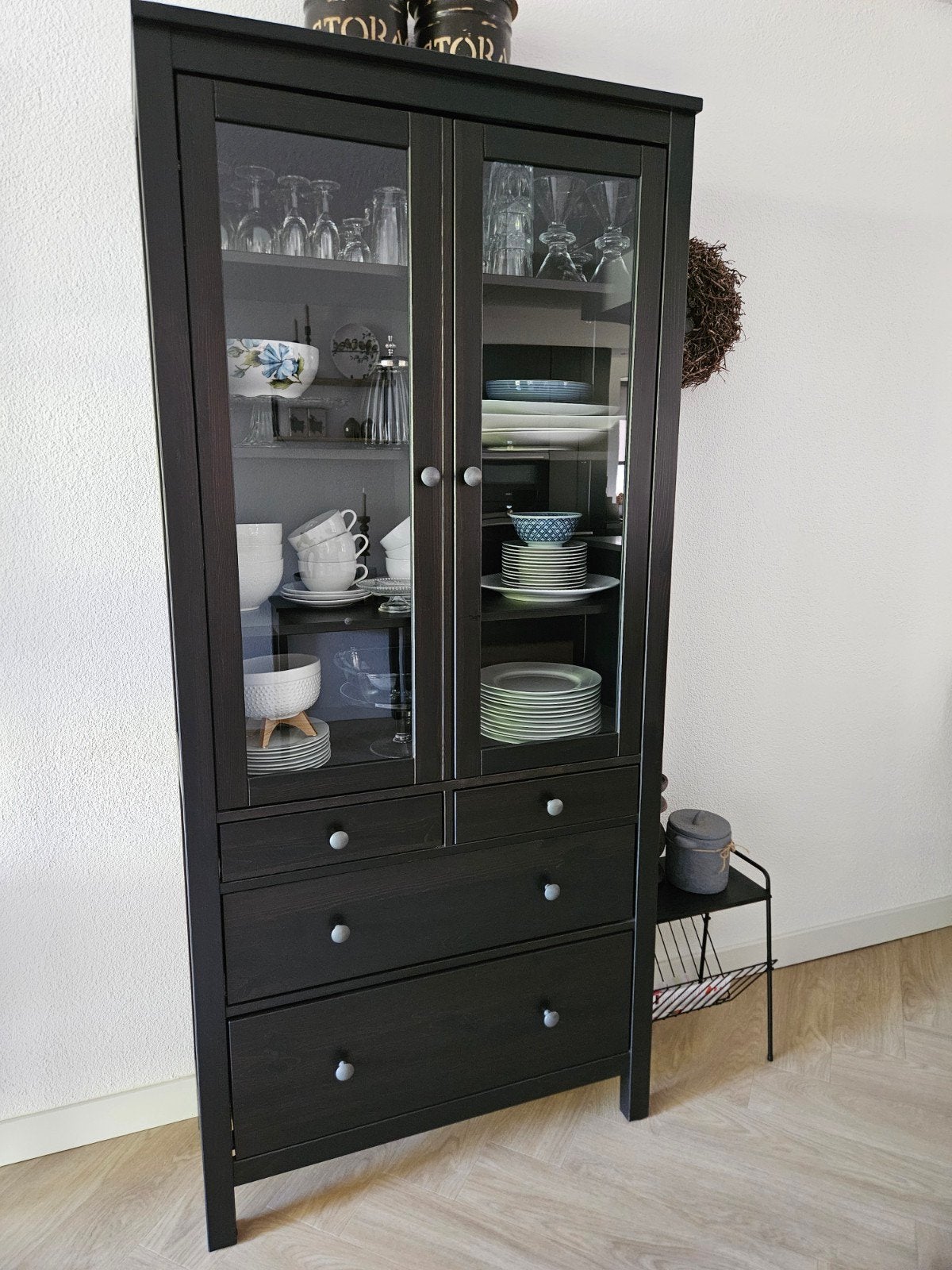 Ikea Hemnes vitrine/ boekenkast,donkerbruin/ zwart, Huis en Inrichting, Kasten | Vitrinekasten, Ophalen, Gebruikt, 50 tot 100 cm