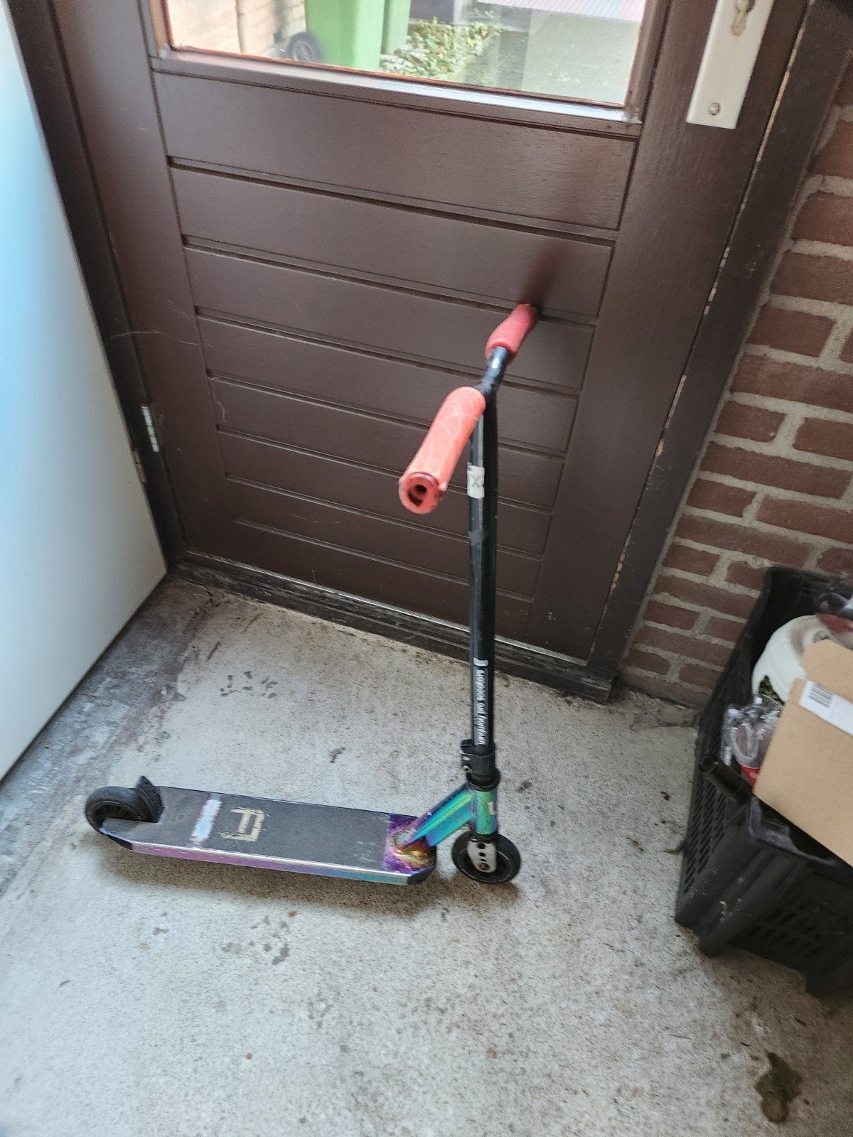Stuntstep met regenboog deck en rode handvatten, Ophalen of Verzenden, Gebruikt, Gewone step, Onbekend
