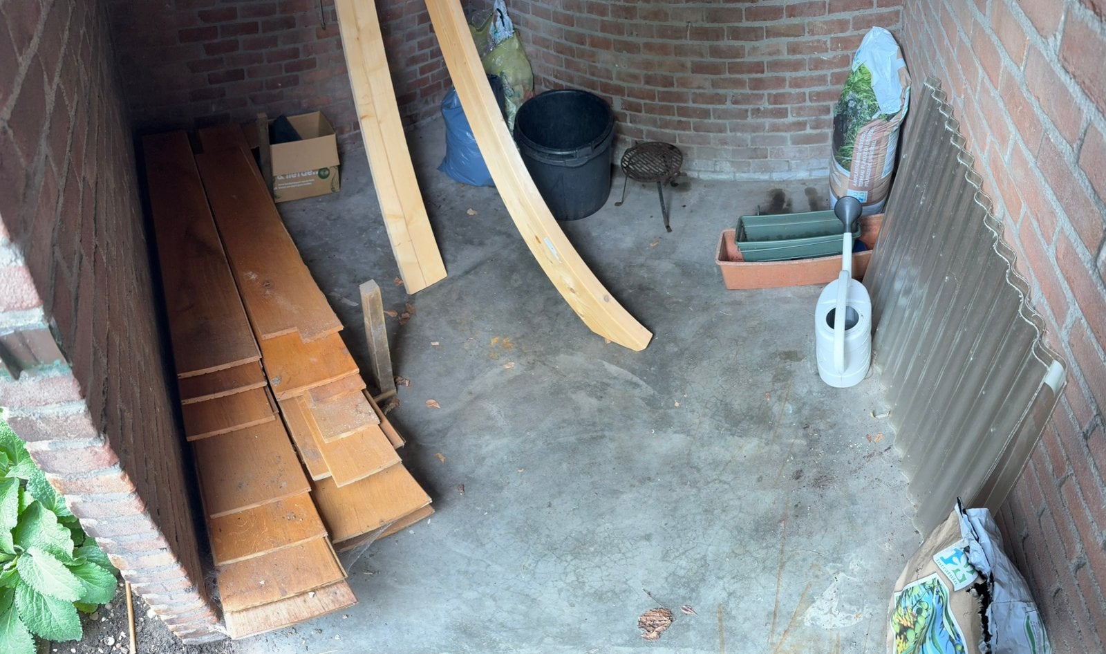 Gratis spullen, potgrond, golfplaat, planken, grote plantbak, Doe-het-zelf en Verbouw, Ophalen, Minder dan 25 mm, Eiken, Zo goed als nieuw