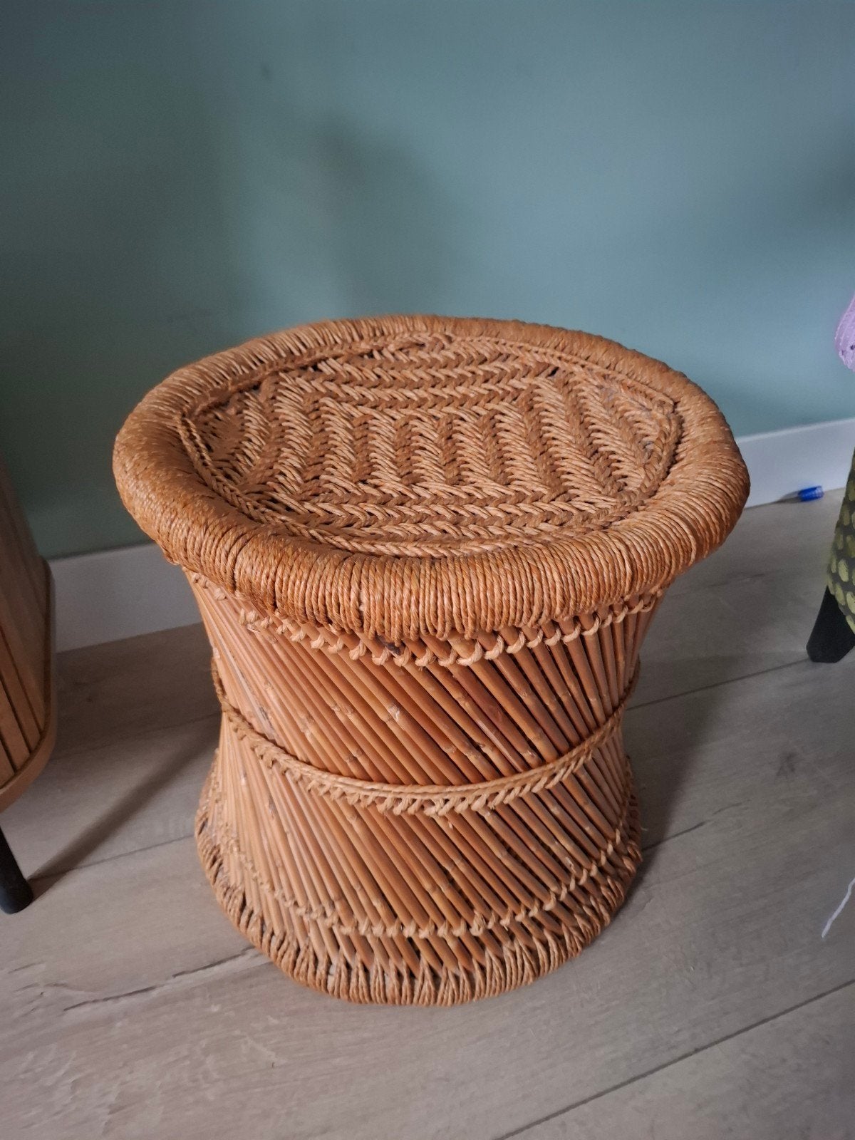 Gevlochten krukje / bijzettafel, ca. 40x38 cm, nieuwstaat, Huis en Inrichting, Ophalen, Zo goed als nieuw, Hout