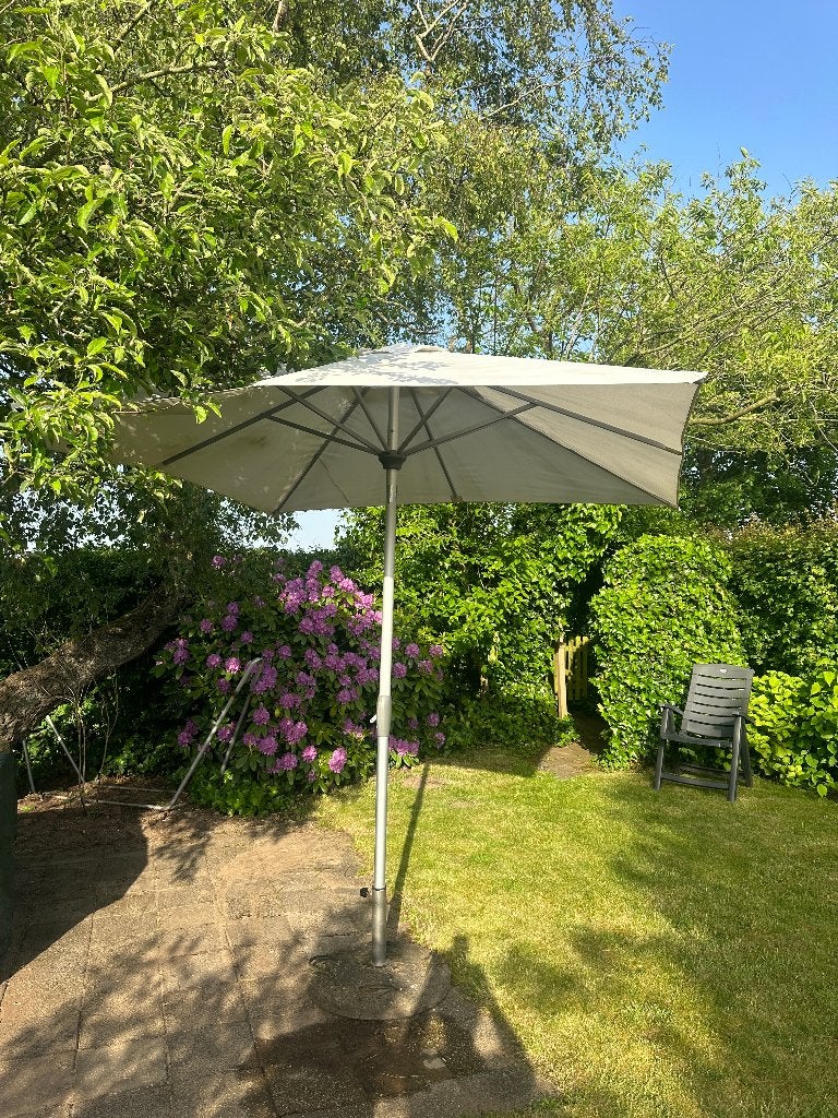 Stevige parasol 2,5 m vierkant met voet, Ophalen, Kantelbaar, 2 tot 3 meter, Zo goed als nieuw