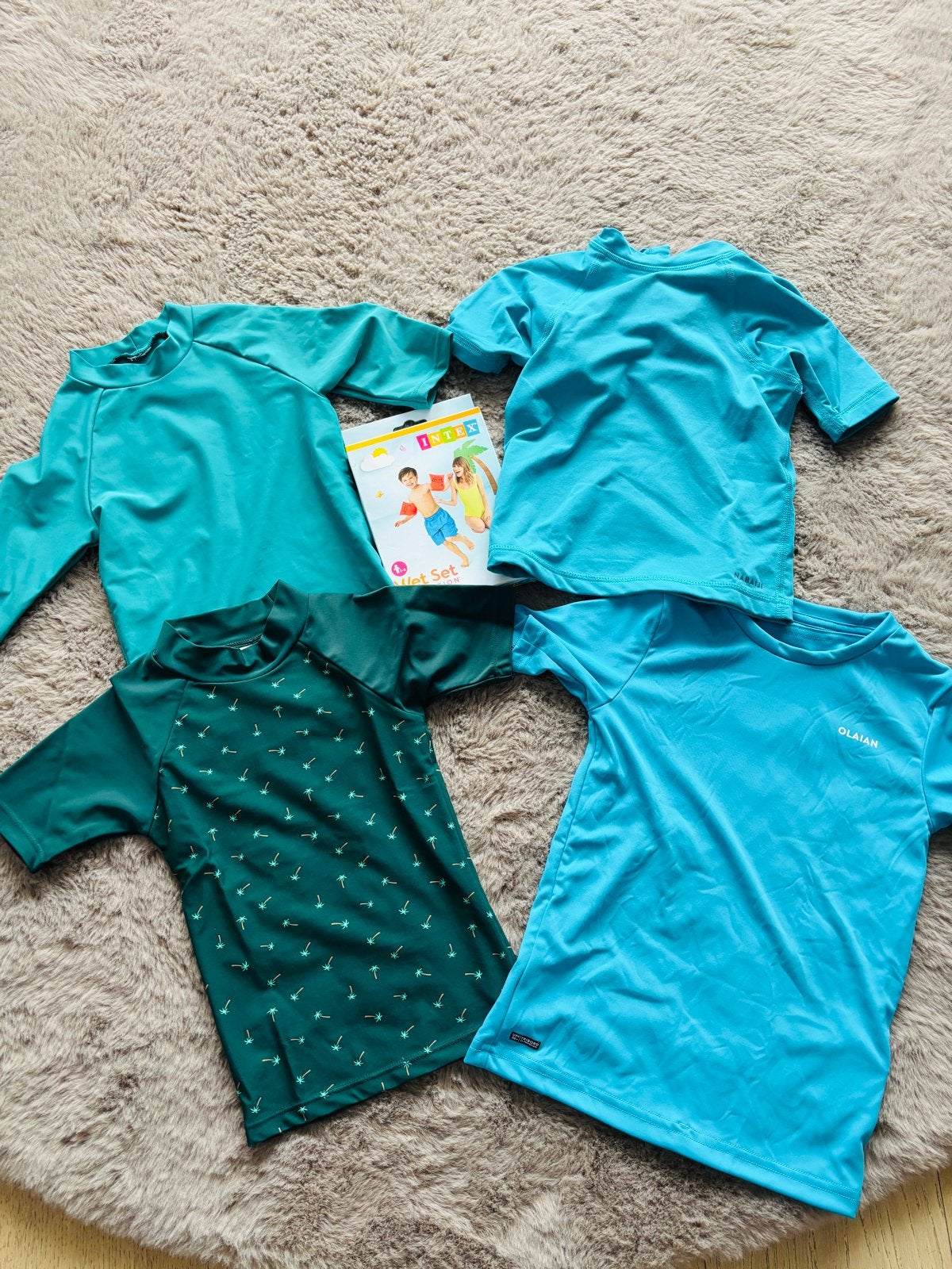 UV-shirts (3 x 98/104, 1 x 110) en Zwembandjes, Gebruikt, UV-zwemkleding, Jongen of Meisje, Overige maten