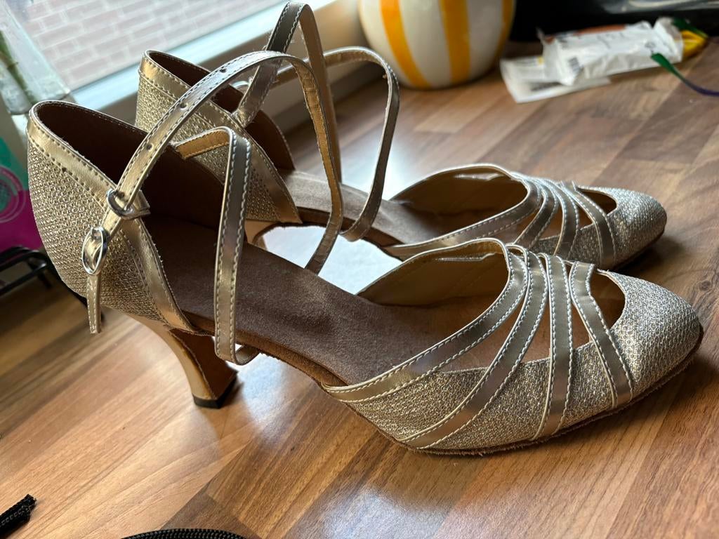 Mooie goudkleurige salsa schoenen maat 40, Overige merken, Ophalen of Verzenden, Zo goed als nieuw, Leer