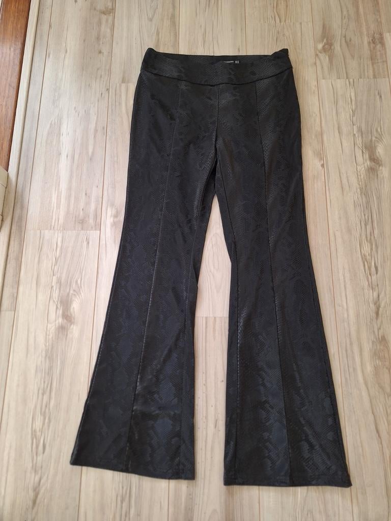 Stradivarius x House of the Dragon Flared Broek - Maat 40 (L, Kleding | Dames, Ophalen of Verzenden, Zo goed als nieuw, Zwart