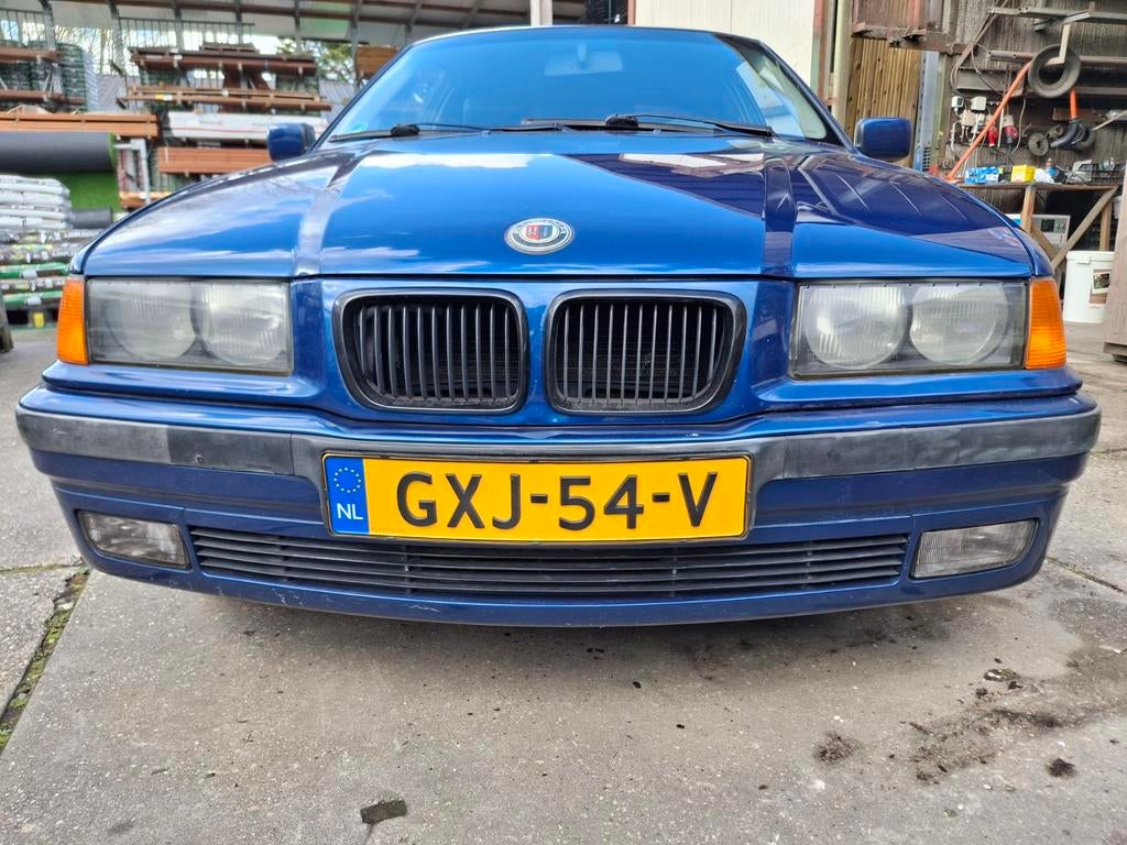 BMW E36 compact 316i 1895cc automaat, Auto's, Achterwielaandrijving, Zwart, 4 cilinders, Blauw