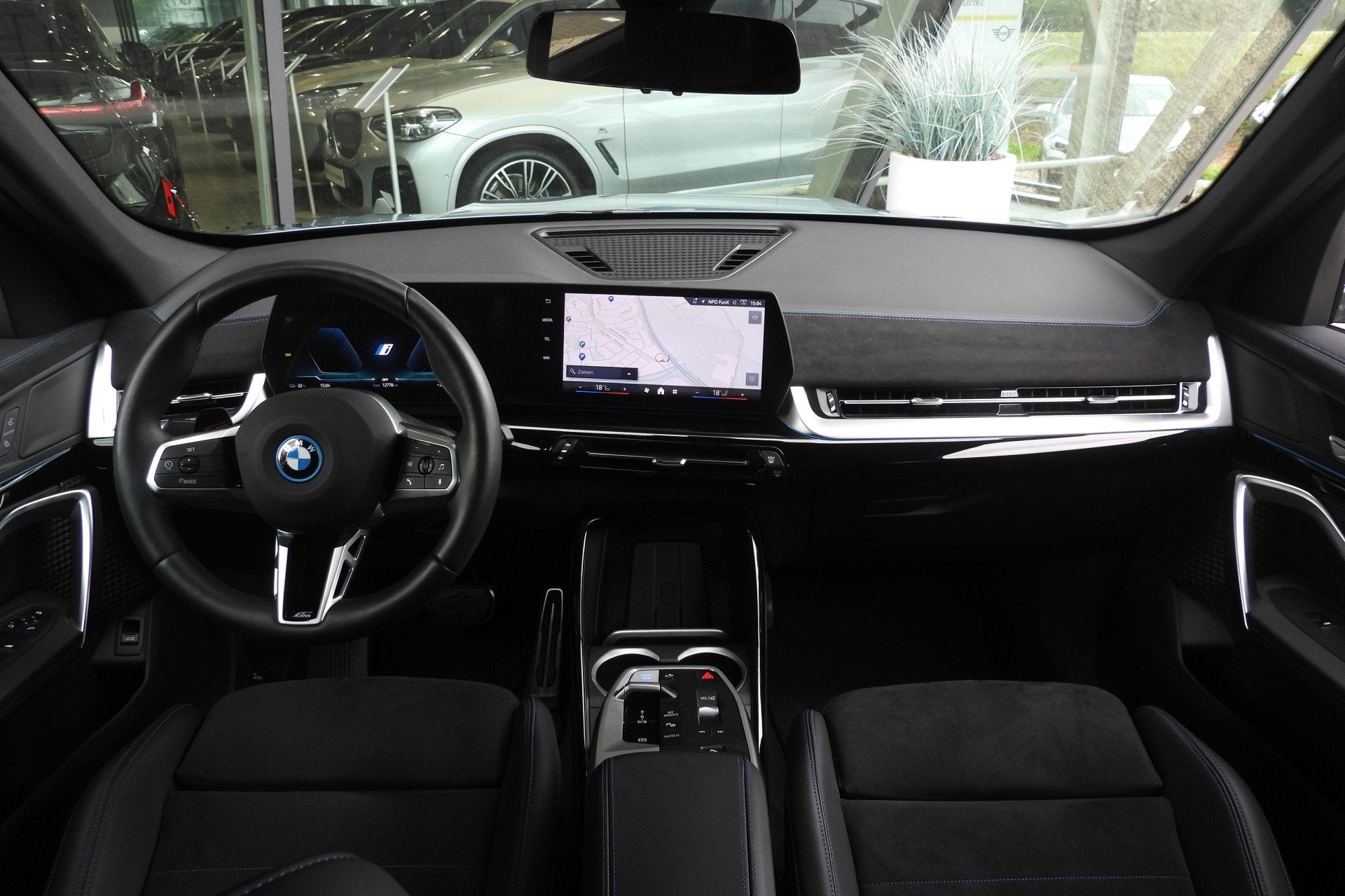 BMW iX1 eDrive20 M Sport / Sportstoelen / Comfort Access / A, Dealer onderhouden, Gebruikt, Metallic lak, Met garantie (alle)
